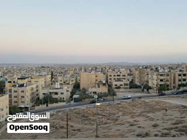 شقة مميزة للبيع مساحة 200 م - طابق ثالث - مع برندة واسعة واطلالة جميلة