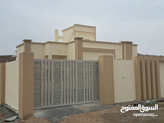 185 m2 3 Bedrooms Townhouse for Sale in Dhofar Salala
