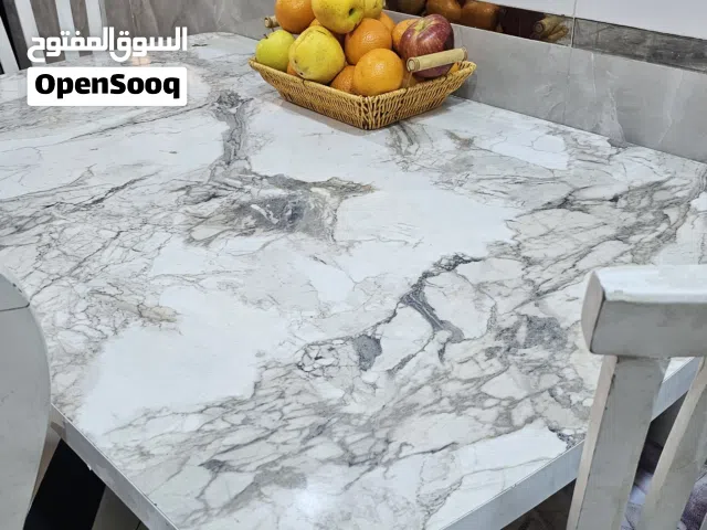 ميز طعام مع 3كرسي نظيف وجديد