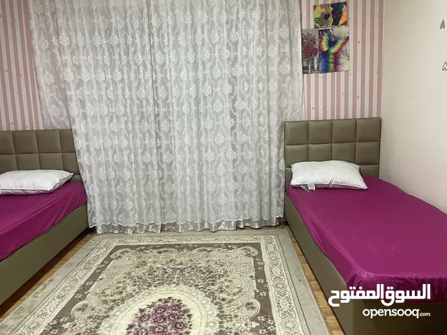 طقم كنب بحالة جيده جدا وطاولة سفرة زان ثقيل وتختين مفردات بحاله ممتازه للبيع