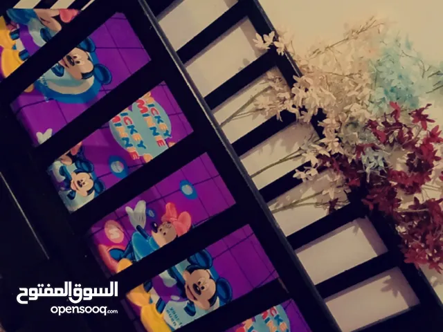 تخت بيبي للبيع خشب زان يحمل وزن 60 كيلو تم تفصيله ب120 دينار وفرشته هديه وخشبه ممتاز وجاهز للفحص