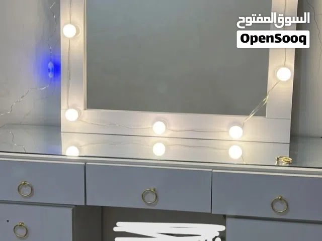 ميز تواليت مستعمل قليل وجداً نظيف
