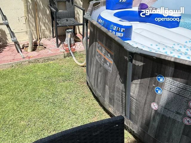 مسبح حجم كبير مع جهاز للقفز خاص بالااطفال
