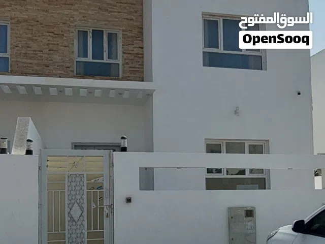 للبيع توين فيلا بمساحات واسعة لمعبيلة الثامنة اقراء لوصف