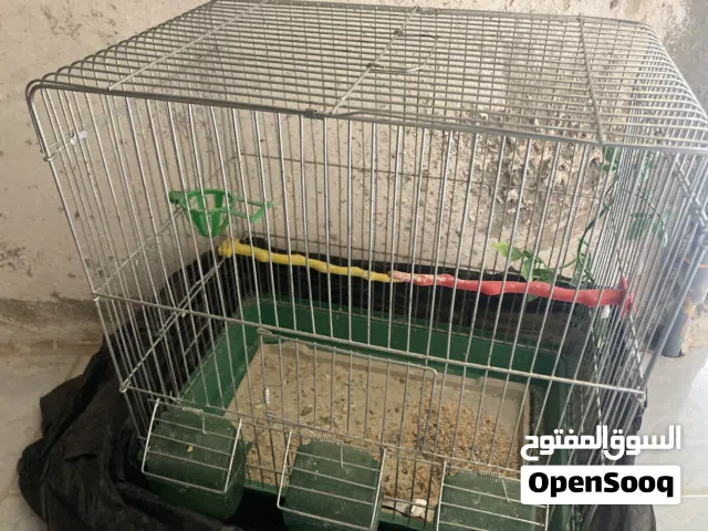 قفص مع حوض سمك