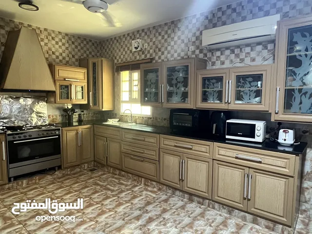 للبيع مطبخ متكامل شبه جديد ممتاز نظام لبناني
