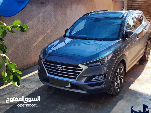 توسان 2019 ترخيص 19 لون فيراني فتحة بانوراما/ ماتور 2000 ديزل/دفع رباعي 4×4/ داخلية مميزة لون بيج