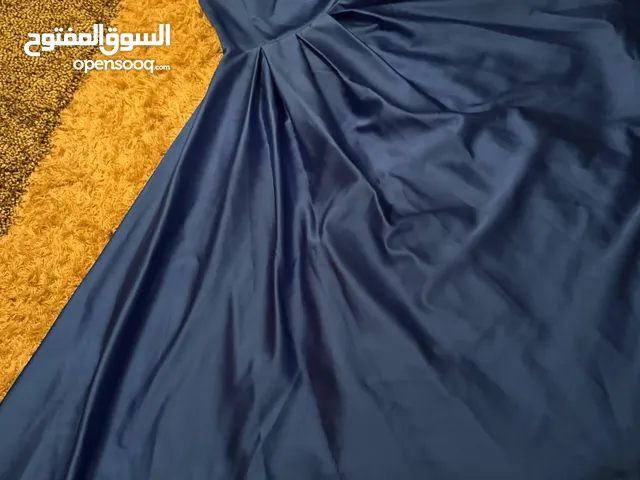 فستان ازرق متع اعراس و خطب مقاس 40 مستعمل مرتين فقط بسعر حرقققققققق الفستان جميل ازرق ساده ........
