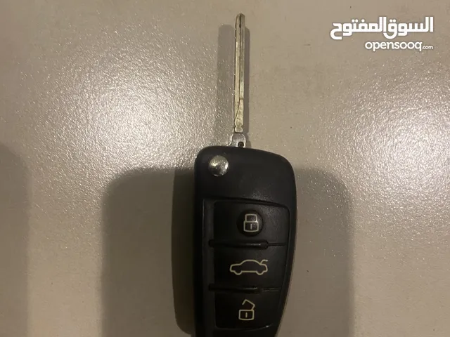 مفتاح سيارة اودي q7 وستارة خلفيه