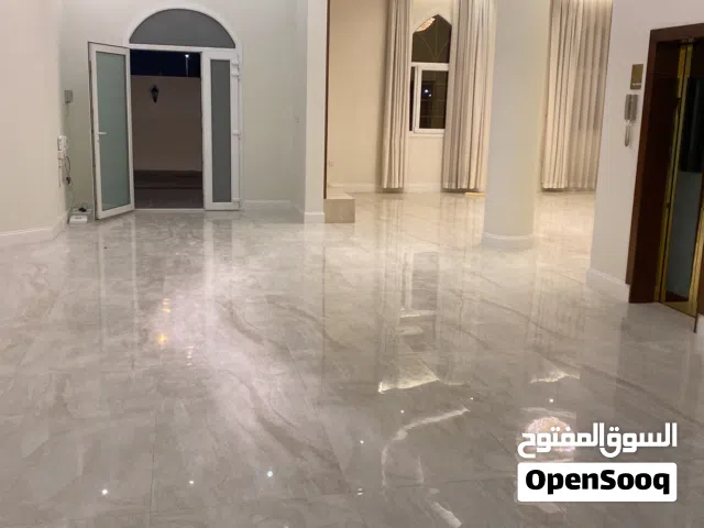 للايجار فيلا في الثميد 8 غرف ومجلس و3 صالة وملحق غرفة حاوس حوش كبير مكيفة مصعد