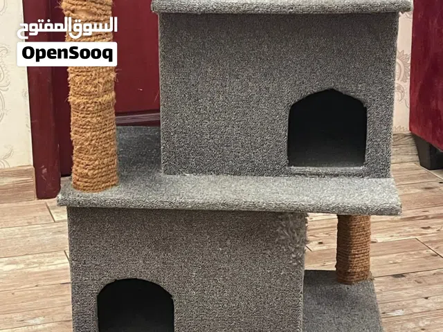 بيت قطط مع عجل