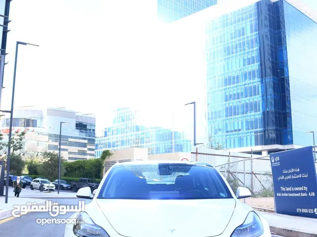 تيسلا 3 موديل 2021 لون ابيض لؤلؤي