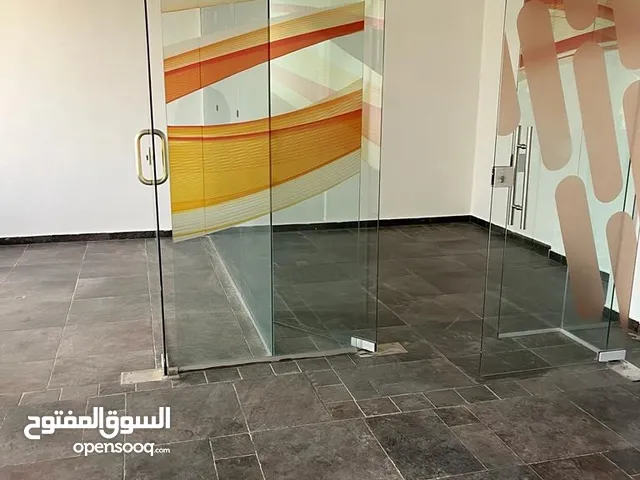 مكتب تجاري فاخر جدا في أفضل مواقع الرابية فخم ويصلج لجميع الانشطة التجارية الرقم المرجعي : 41385