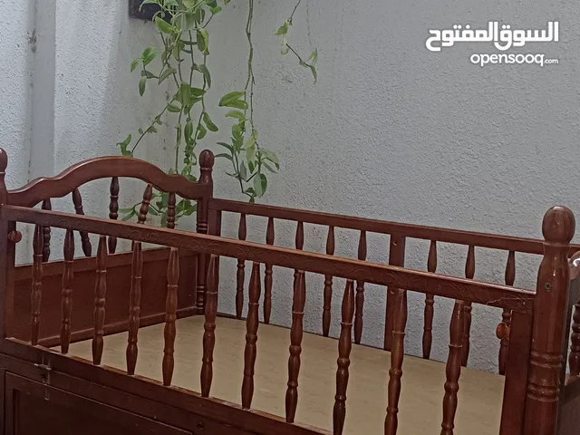 سرير اطفال خشب ثقييييل ..................................... .................................