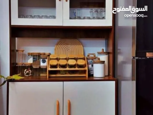 لو مطبخك دايمًا مليان أغراض ومحتارة وين ترتّبيهم إلك الحل مع بوفيه المطبخ العصري والأنيق تصميم خشبي