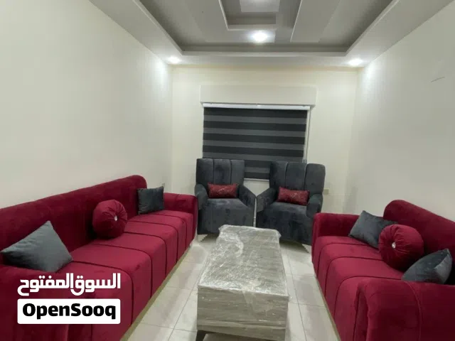 شقة مفروشة ومجهزة بالكامل، جديدة، والأجهزة جديدة بالكامل  تصلح للسكن لثلاث طلاب أو طالبات