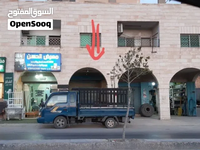 محل للإيجار في موقع تجاري مزدحم بمحلات الاثاث