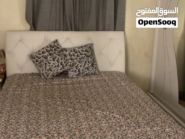 سرير ابيض نظيف مع مترس