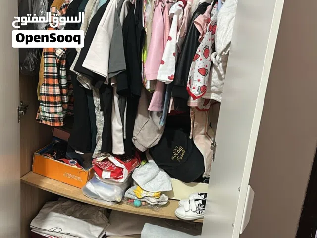 خزانة  اطفال  وكنبايه للبيع بحاله ممتازه استعمال سنه