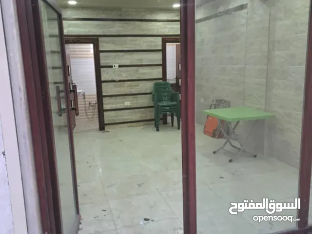 محلين تجاريين ملاصقات لبعض وممكن ينفتحو عبعض