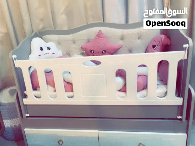 سرير طفل وحمالة طفل