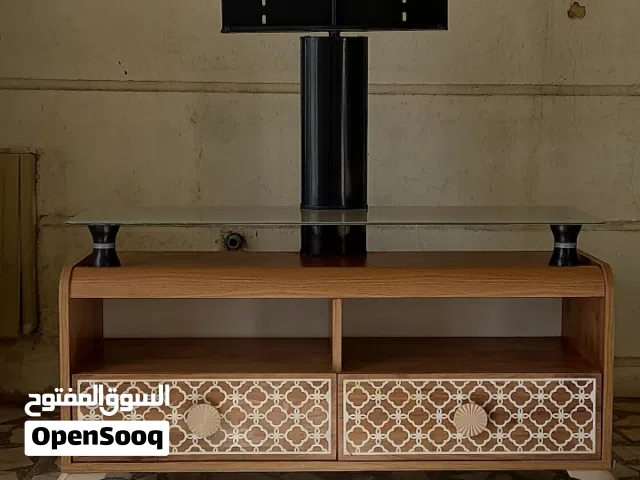 ميز مع حامل شاشه شبه جديد مستعمل 6 اشهر فقط بسعر 100 ألف