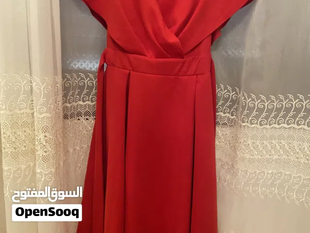 فستان أحمر كلوش بأكتاف عريضة وحزام بقماش ليكرا لامع مقاس40