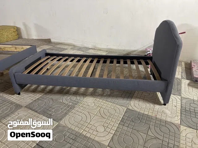 عندي سريرين للبيع الكبير ب 500 والصغير ب300