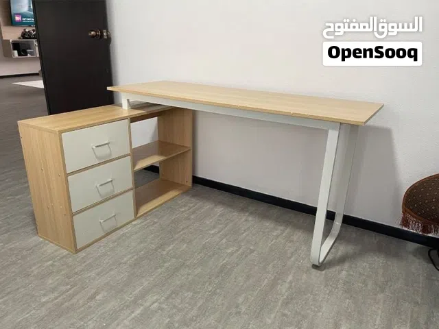 مكتب دراسة وعمل بتصميم عصري وذكي   مكتب عملي وموفّر للمساحة  يجمع بين الخشب الفاتح الأنيق والمع