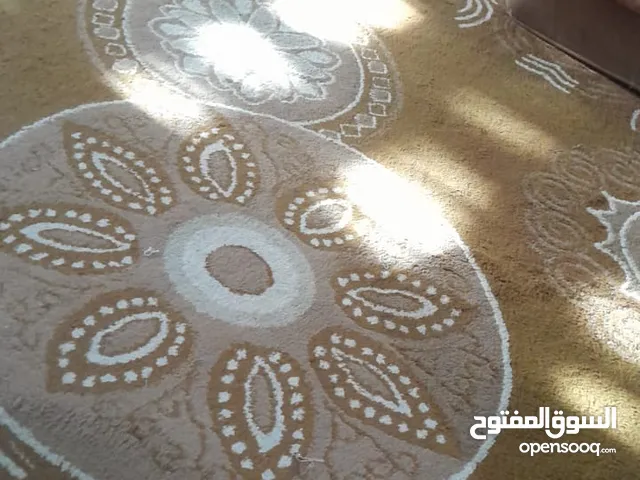 ثلاث تخوت ماليزي مع فرشاتهم وسجادة قص ثقيل نخب للبيع