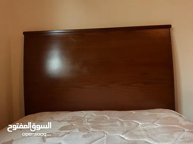 سرير/تخت خشب مفرد للبيع مع المرتبة