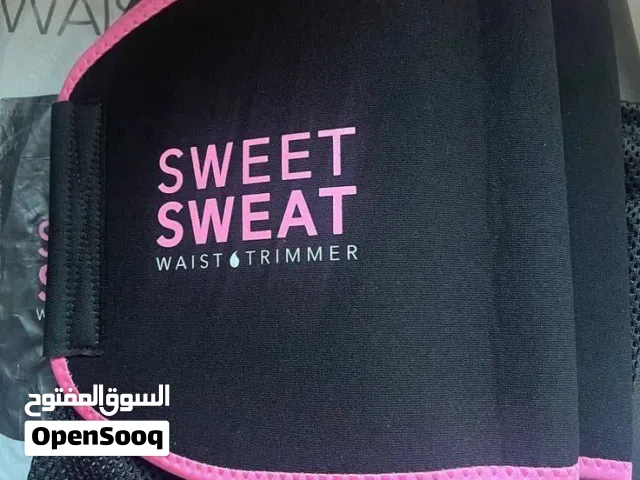 مشد Sweet Sweat Waist Trimmer هو حزام تنحيف للخصر مصمم لزيادة التعرق أثناء التمارين الرياضية.  الخصا