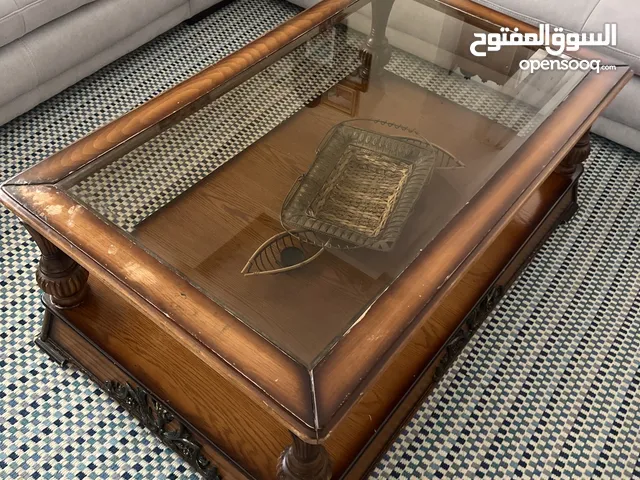طاولة وسط مع اثنين كورنر