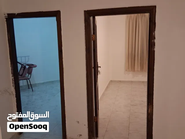 شقه استيديو طابق ارضي غرفتين وصاله ومطبخ وحمام وبلكونه بجانب سور جامعة اليرموك كلية الطب