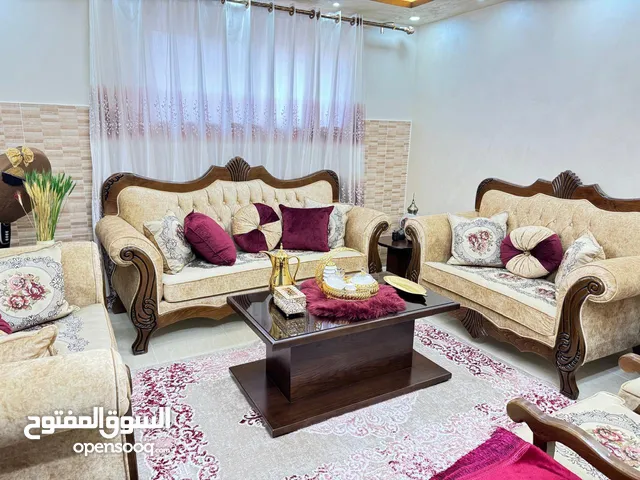 طقم كنب مكون من 9 مقاعد بحال الجديد