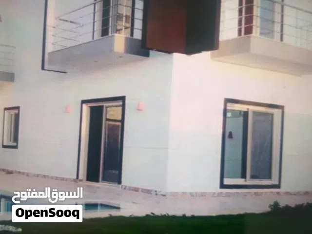 فيلا من طابقين كبيرة