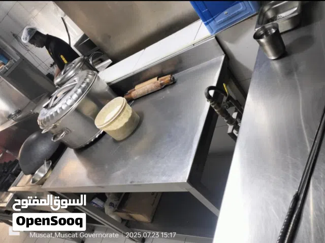 مطعم قائم للبيع بكامل معدات (يوجد عقد توريد)