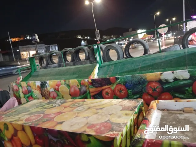 رفوف وطاولات خضرة بحاله ممتازه حديد تفصيل
