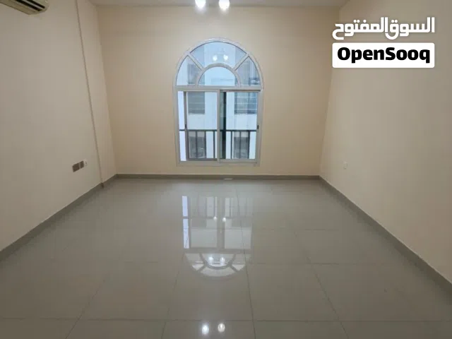 شقه مكونه من غرفه وصاله وحمامين المطبخ جميع الخدمات واي فاي مصعد حارس بنايه