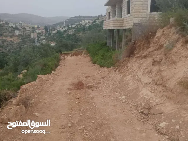 ارض مع بناء قائم