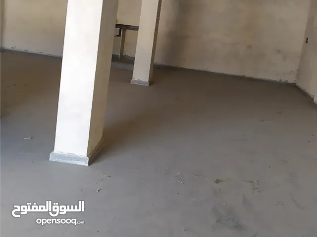 مخازن مع ساحه بمساحه 400م مع ماءوكهرباء