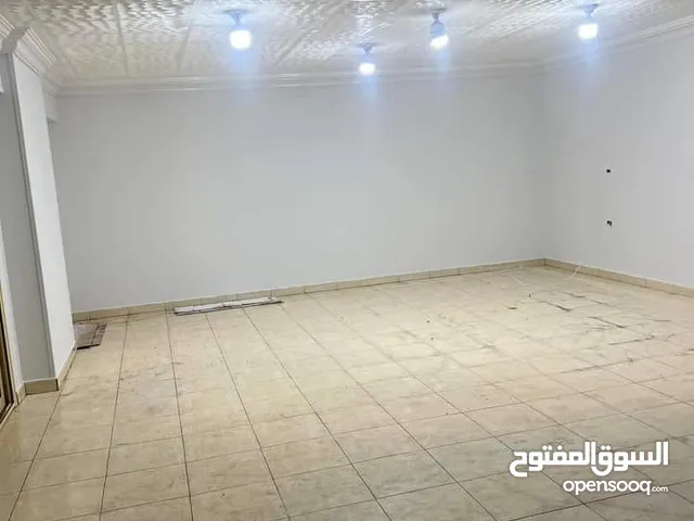 للايجار شقة 230 م تصلح للسكن او الشركات بشارع احمد الزمر الرئيسي