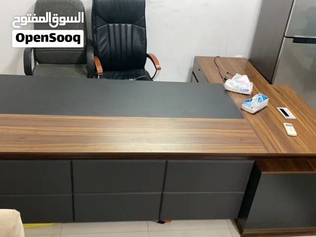 مكتب كبير جدا للبيع وكرسي متحرك