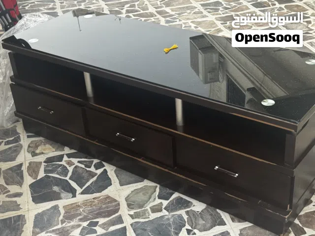 طاولة تلفزيون + خزانة جانبية للبيع بحالة ممتازة