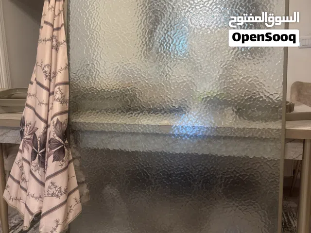 طاولة خارجية مع مظلة للحدائق او البيوت تقيلة وجديدة مو مستعملة