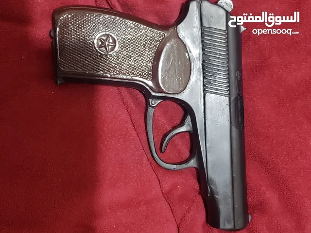 شبيه المسدس وكانه حقيقي لاكنه لايضرب رصاص بلمختصر للهواك والبرزه وانواع عديده