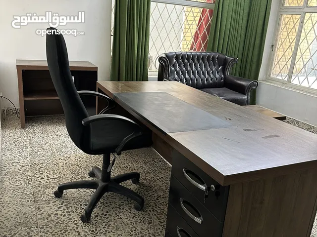 اثاث مكتبي نظيف جداً