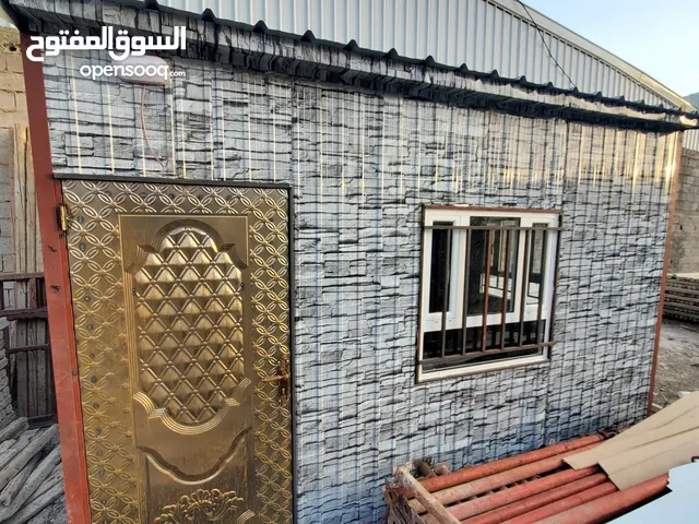 لدينا خشب مستعمل (سقالات، عوارض، خشب بناء)، جاكات حديد،كرفانه للبيع متنقله طولها 4 وعرضها3 بسعر جيد