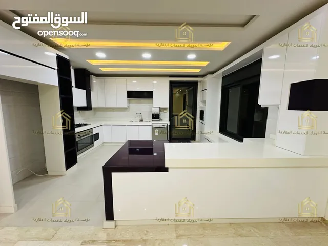 شقة فاخرة - لم تسكن - طريق المطار - 3نوم 2ماستر - 205م - أول - تستحق المشاهدة