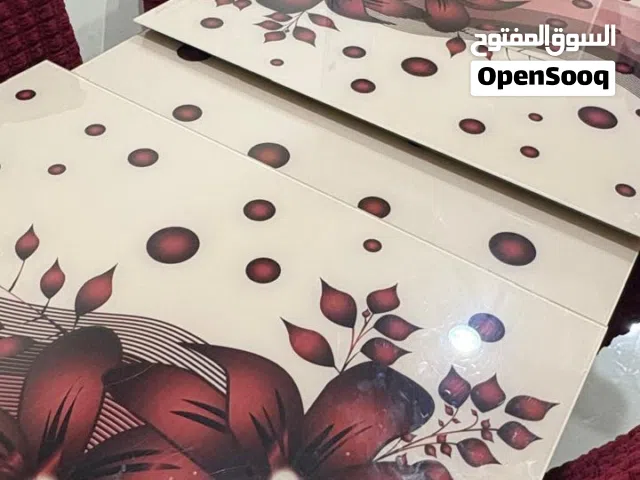 طاولة سفرة قابلة للطي و الفتح و تصبح كبيرة ل 6 اشخاص مع 6 كراسي و 6 كراسي زيادة يعني 12 كرسي